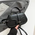 Elegante borsa a tracolla in pelle nera con fibbia dorata e tracolla regolabile - Nero