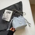 Sac seau bleu clair à cordon avec bandoulière chaîne et écusson logo tendance - Bleu