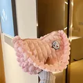 Borsa nuvola rosa con texture popcorn, stemma di papera e tracolla a bolle abbinata - Distintivo Portafortuna / Rosa