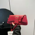 Sac baguette rouge foncé rétro avec texture crocodile et boucle en métal élégante - Rouge