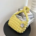 Borsa a spalla nuvola giallo chiaro alla moda con trama a bolle e dettaglio badge - Distintivo Portafortuna / Giallo