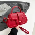 Elegante borsa rossa in pelle a grana con chiusura a U dorata e tracolla regolabile - Rosso