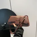 Sac baguette marron foncé avec motif crocodile et boucle en métal doré chic - Marron