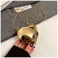 Elegante bolso de mano corazón dorado en acrílico con acabado espejo geométrico y cadena - Dorado
