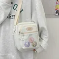 Weiße Ita-Tasche mit transparentem Fach und Kaninchen-Badges am breiten Schultergurt - Weiß