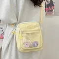 Gelbe Ita-Tasche im japanischen Stil aus Nylon mit Sichtfenster und Kaninchen-Ansteckern - Gelb