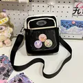 Süße Ita Bag in Schwarz-Weiß mit transparentem PVC-Fach und Comic-Ansteckern aus Nylon - Schwarz