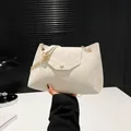 Elegante cremeweiße Umhängetasche mit Faltenleder-Textur und goldener Gliederkette - Weiß
