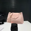 Rosafarbene glänzende Tragetasche mit goldener Metallkette und Klappenverschluss - Rosa