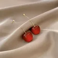 Boucles d'oreilles cerises tendance avec perles rouges brillantes et crochets dorés sur satin - Boucles d'Oreilles Cerise Rouge - E4533 Or