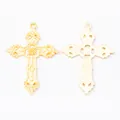 Coppia di ciondoli a croce vintage dorati in lega traforata per creazione gioielli - Oro