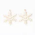 Nahaufnahme von goldenen Schneeflocken-Anhängern aus Metall für DIY-Schmuck und Handwerk - 35*28 / KC Gold