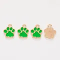 Detail van groene emaille pootjes bedels met gouden getextureerde rug en ringen - Groen
