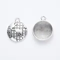 Pendentifs mappemonde vintage en alliage de zinc argenté avec détails de carte et texture - Argent Antique