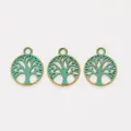 Detail van drie vintage bronzen levensboom hangers met een antieke groene afwerking - Antiek Groen