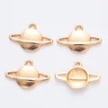 Gedetailleerd beeld van vier gouden Saturnus planeet bedeltjes voor DIY sieraden met gaten - KC Goud