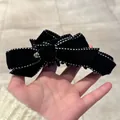 Barrette nœud en velours noir avec surpiqûres blanches et pendentif cœur doré - Velours Noir à Bord Blanc