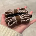 Détail du clip banane en maille marron avec dentelle pour queues de cheval élégantes - Café