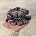 Pince banane élégante en satin plissé gris avec perles blanches pour coiffure chic - Gris