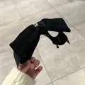 Détail de la pince banane à nœud noir avec tissu crocheté triple couche et breloque dorée - Noir Laine