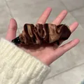 Barrette banane plissée en velours marron foncé avec détail anneau doré élégant en main - Velours Champagne