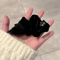 Pince à cheveux banane en velours noir plissé avec ornement en métal doré chic - Velours Noir