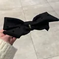 Elegante zwarte haarklem met stippen strik en goudkleurige metalen gesp - Strik / Zwarte Polkadot