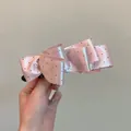 Elegante roze satijnen bananenklem met stippen en een gelaagd strikontwerp voor dames - Roze Stip