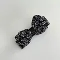 Haarklammer mit floralem Schleifen-Design aus schwarz-weißem Stoff für Damen - Schwarz