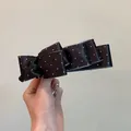 Elegante satijnen bananenklem met polkadots en meerlaags strikontwerp voor paardenstaarten - Zwarte Polkadot