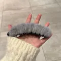 Gros plan détaillé sur un clip banane en peluche grise douce pour coiffures d'hiver - Gris en Peluche