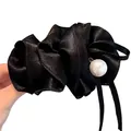 Elegante fermaglio per capelli in raso nero a pieghe con grande perla bianca da donna - Molletta a molla con volants e perle