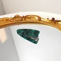Détail de la pince à cheveux marbrée vert émeraude avec paillettes dorées et métal - Triangle Incurvé (2,3x7cm)