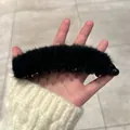 Détail d'une pince banane en fausse fourrure noire avec texture douce et dents - Noir Pelucheux