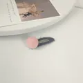 Clip de pelo BB de mohair de invierno con pompón rosa y base ovalada de fieltro azul gris - Rosa Bola