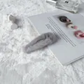 Elegante pinza para el pelo BB de piel de conejo sintética gris sobre fondo blanco - Gris