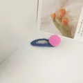 Pasador de pelo de mohair invierno en azul oscuro con bola de peluche rosa - Rose Red