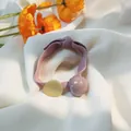 Eleganter lila Haargummi mit matter Goldscheibe und zartrosa Acrylperle verziert - Rosa Gummiband