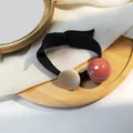 Élastique à cheveux noir avec disque doré mat et perle en acrylique rouge brique - Élastique Rose Noir