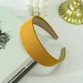 Cerchietto largo in tessuto giallo zenzero con trama fine su sfondo bianco decorato - Giallo chiaro