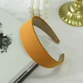 Cerchietto imbottito in tessuto giallo senape con design a fascia larga su libri - Giallo Scuro