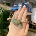 Coletero elástico gris con dije de corazón verde y placa dorada para mujer - Corazón Verde Crema