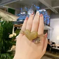 Coletero marrón claro con un corazón de resina pulida y pequeño colgante dorado - Café Claro - Corazón