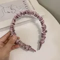 Diadema elegante de tela fruncida malva con acabado sedoso y diseño plisado suave - Morado