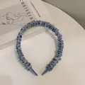 Diadema ancha plisada de estilo francés en satén azul claro con diseño fruncido - Azul