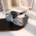 Eleganter graublauer Satin-Knoten-Haarreif mit breitem Kreuztwist-Design für Damen - Himmelblau