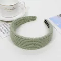 Dettaglio fascia in maglia grossa verde salvia con etichetta Hand Made sul lato interno - Marrone Verde