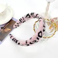 Detailaufnahme von breitem, rosa Kunstfell-Haarreif mit Leopardenmuster im Winterstil - Rosa Leopard