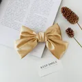 Elegante champagnegouden satijnen strik haarklem met een luxe zijden textuur - Khaki