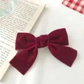 Elegante fermaglio per capelli a fiocco in velluto bordeaux stile vintage su un libro - Stile Borgogna Piccolo